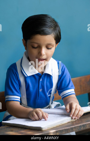 Jeune garçon de la lecture à haute voix en classe Banque D'Images