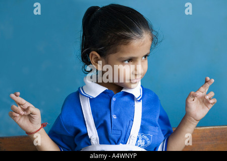 Jeune fille crossing fingers Banque D'Images