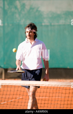 Joueur de tennis ballon qui rebondit sur sa raquette Banque D'Images