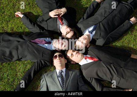 Les hommes d'affaires portant sur l'herbe Banque D'Images