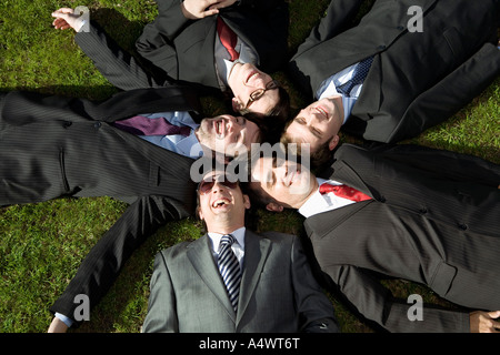 Les hommes d'affaires portant sur l'herbe Banque D'Images