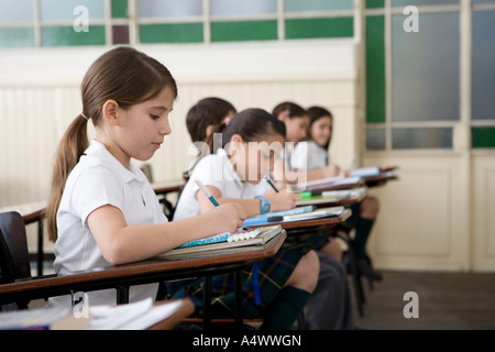 De jeunes étudiants de prendre des notes en classe Banque D'Images