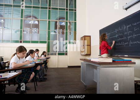 De jeunes étudiants de prendre des notes en classe Banque D'Images