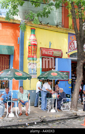 Les touristes appréciant un verre dans un café de la rue de l'Argentine Buenos Aires La Boca Banque D'Images