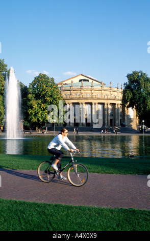 Cycliste en face du théâtre de l'état Allemagne Baden Wuerttemberg Stuttgart Banque D'Images
