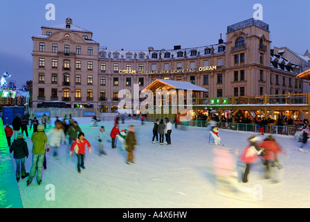 La Karlsplatz Stachus patinage sur un anneau artificiel scating Munich Haute-bavière Allemagne Banque D'Images