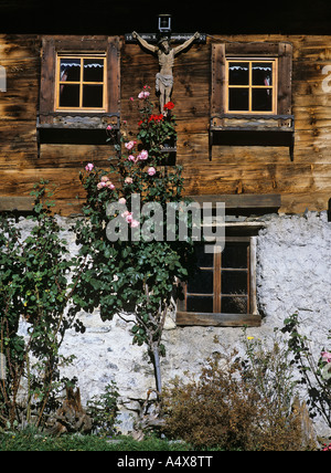 Ancienne ferme en bois sur la rue col jaufen, vallée Passeier, Tyrol du sud, Italie Banque D'Images