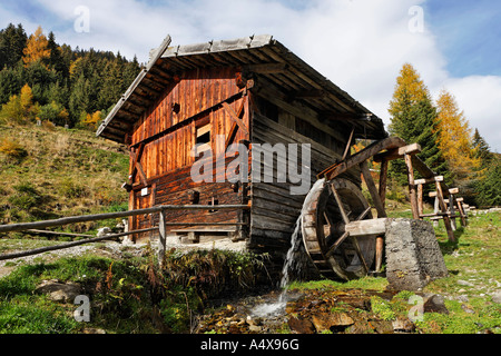 Un ancien moulin à eau utilisée par les agriculteurs à l'usine de l'eau, sentier terenten, Tyrol du sud, Italie Banque D'Images