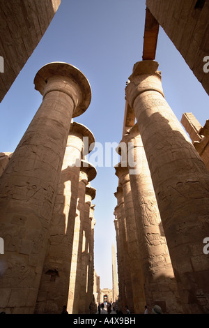 Salle hypostyle du Temple d'Amon à Karnak Louxor en Égypte Banque D'Images