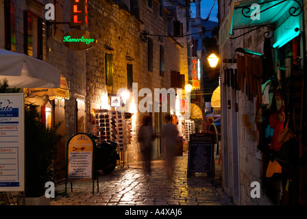 Rue de la vieille ville de nuit à Trogir, sur la côte dalmate de la Croatie Banque D'Images