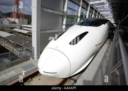 Le Kyushu Shinkansen à la gare de Nagasaki, Japon Banque D'Images