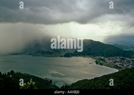 Vue de dessus du Lac Fewa Banque D'Images