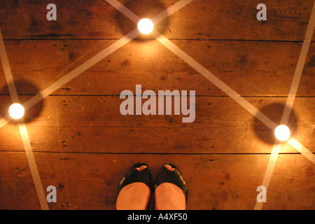 Girl standing dans un pentagramme d'en haut Banque D'Images