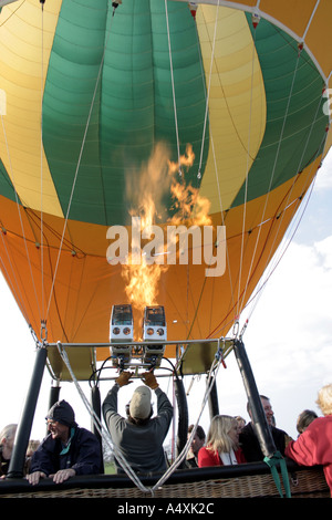 Ballon à air chaud d'être gonflé prêt à décoller à Eastnor Castle près de Malvern Royaume-uni Worcs avec brûleurs sur full blast Banque D'Images
