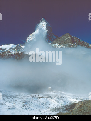 Brume matinale sous le Cervin au-dessus de Zermatt dans les Alpes Suisses Banque D'Images