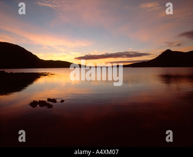 Coucher de soleil sur le Loch Assynt West Highlands écossais Sutherland Banque D'Images