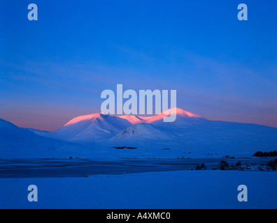 Aube lumière sur le Clach Leathad en hiver Blackmount Rannoch Moor Perthshire south west Highlands écossais Banque D'Images