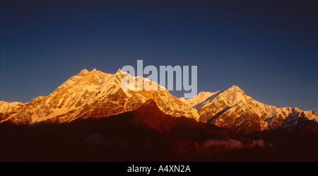 Vue panoramique sur l'Annapurna au coucher du soleil à partir de la crête de Thulobugin au-dessus de la vallée de la Kali Gandaki west central Népal Banque D'Images