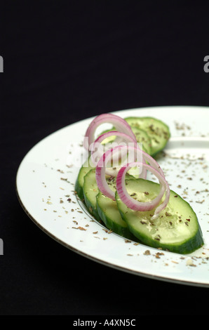 Salade estivale traditionnelle bulgare Bulgarie eau-de-vie de prunes de l'ouzo grec Grèce parti manger boire des aliments de régime menu grec appet Banque D'Images