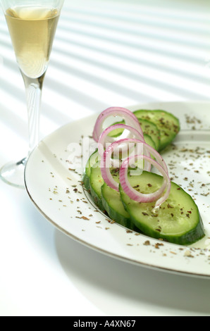 Salade estivale traditionnelle bulgare grec cat cut out cropped fond blanc découpe contour Banque D'Images