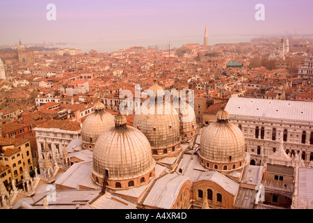 Vue sur les dômes de la Basilique Saint Marc Venise Italie Europe Banque D'Images