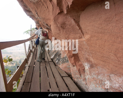 Un touriste négocie la passerelle branlante au-dessus de la plaine du nord est de la Thaïlande autour de Wat Phu Tok Banque D'Images