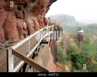 Un touriste négocie la passerelle branlante au-dessus de la plaine du nord est de la Thaïlande autour de Wat Phu Tok Banque D'Images