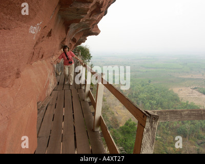 Un touriste négocie la passerelle branlante au-dessus de la plaine du nord est de la Thaïlande autour de Wat Phu Tok Banque D'Images