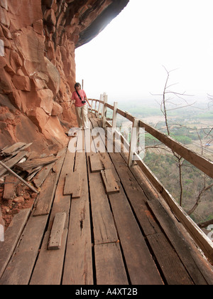 Un touriste négocie la passerelle branlante au-dessus de la plaine du nord est de la Thaïlande autour de Wat Phu Tok Banque D'Images