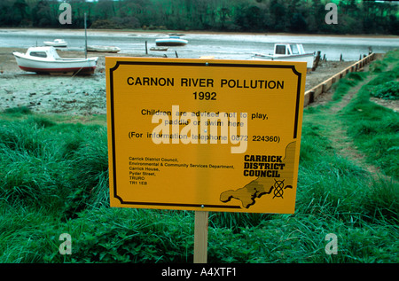 Avis d'alerte de la pollution des rivières par l'étain de cadmium par les mines d'étain ancien Carnon River 1992 Truro Cornwall UK Banque D'Images