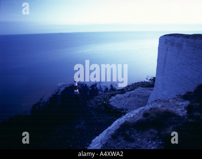 Le phare au-dessous de Beachy Head sur la côte du Sussex de l'Est Banque D'Images