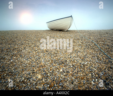 Go - NORFOLK : bateau sur une plage de galets Banque D'Images