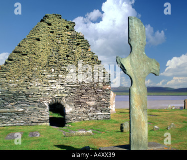 Fr - HÉBRIDES INTÉRIEURES : Kilnave Chapelle et croix celtique sur Islay Banque D'Images