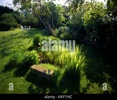 Go - WORCESTERSHIRE Jardin scène à Hermes Lodge dans le village de Bredon's Norton Banque D'Images