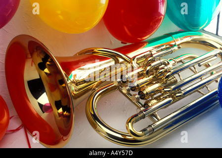 Tuba en fenêtre avec ballons parti Banque D'Images