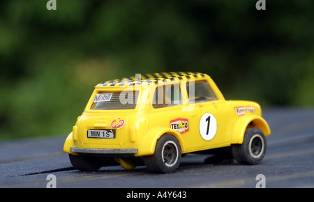 Début 1980 s Scalextric Vintage Rare voiture Mini 1275 GT C 122 jaune Voiture Banque D'Images