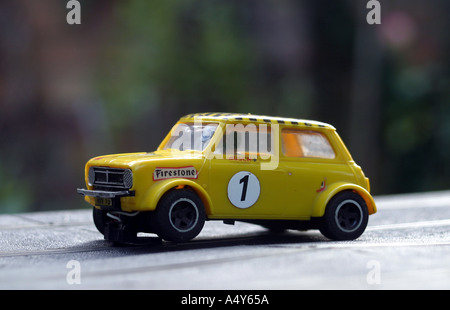 Début 1980 s Scalextric Vintage Rare voiture Mini 1275 GT C 122 jaune Voiture Banque D'Images
