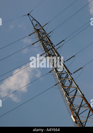 Tour électrique en acier contre ciel nuageux. ÉTATS-UNIS Banque D'Images