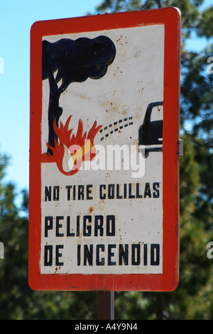 Signe de la circulation routière ne jetez pas les objets éclairés dans les arbres forestiers sylviculture Espagne Banque D'Images