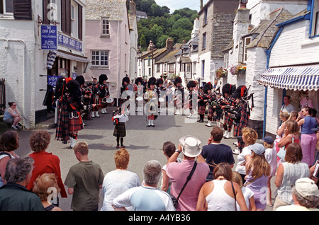 Les cornemuseurs écossais jouer à Polperro à Cornwall La Grande-Bretagne UK Banque D'Images