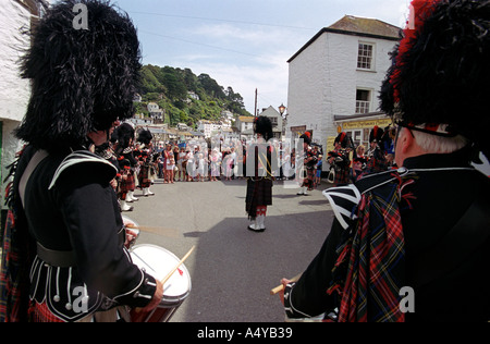 Les cornemuseurs écossais jouer à Polperro à Cornwall La Grande-Bretagne UK Banque D'Images