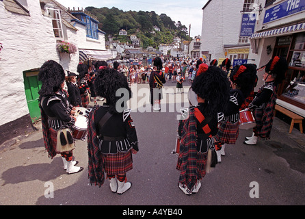 Les cornemuseurs écossais jouer à Polperro à Cornwall La Grande-Bretagne UK Banque D'Images