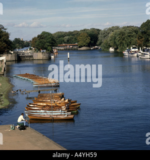 La pêche sur les rives de la Tamise, près de Hampton Court Banque D'Images