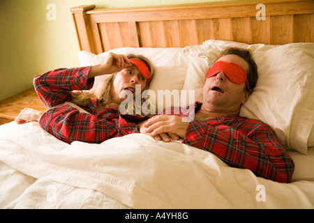 Femme regarder un homme portant un masque pour les yeux Banque D'Images