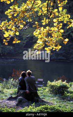 Automne couple romantique Banque D'Images
