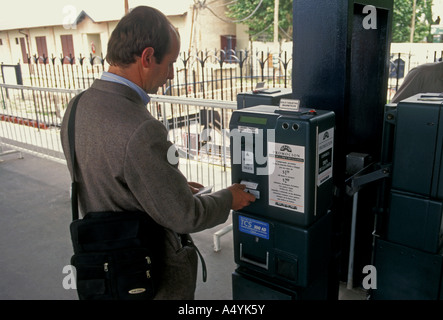 1, l'un argentin, homme, homme adulte, l'achat de billet de train, Tren de la Costa, Libertador Gare, Tigre, Province de Buenos Aires, Argentine Banque D'Images