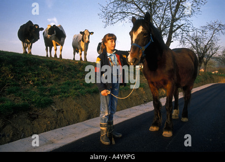 1, l'un Basque français, fille, fille, fille Basque, fille de l'adolescence, adolescent, adolescente, à cheval, en Pays Basque français, le village d'Itxassou, Itxassou, France Banque D'Images