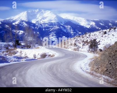 Route sinueuse à travers la forêt nationale de Gallatin ci-dessous Electric Peak dans le Parc National de Yellowstone Montana hiver USA Banque D'Images