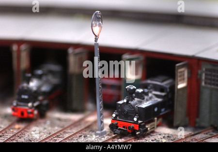 Club cave de la Model Railway Club avec les modèles de l'installation ferroviaire dans la trace N (1:160). Ici : locomotive hangar avec anneau Banque D'Images