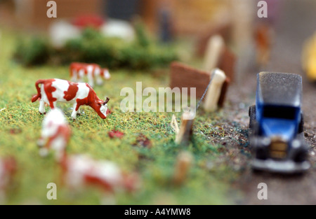 Cours de chemin de fer modèle Berlin club. Club cave avec chemin de fer modèle plante dans la trace N (1:160). Diorama avec des vaches au pâturage et Banque D'Images